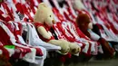 Teddy bears duduk di antara kaus pendukung sebelum pertandingan antara FC Cologne vs RB Leipzig pada lanjutan Bundesliga divisi satu Jerman di Cologne (1/6/2020). Pertandingan yang digelar tanpa penontona akibat pandemi Covid-19 ben ini dimenangkan RB Leipzig dengan skor 4-2. (AFP/Ina Fassbender)