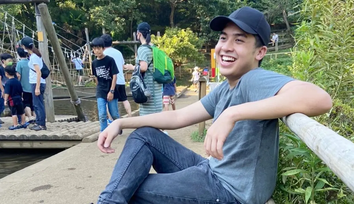 Menggunakan celana denim dengan kaus serta topi, gaya Jerome satu ini memang terlihat begitu santai. Meski begitu, penampilan YouTuber ini tetap terlihat menawan. (Liputan6.com/IG/@jeromepolin)