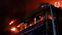 Kebakaran yang diduga bersumber dari tempat hiburan yang berada di lantai 7 gedung tersebut. (Liputan6.com/Herman Zakharia)