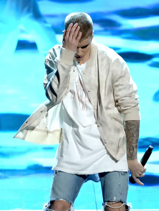 Dugaan itu muncul lantaran sebelumnya beredar foto-foto kemesraannya. Beberapa waktu lalu, pasangan kekasih ini sedang melakukan adegan vulgar di pinggir pantai berhasil diabadikan oleh Paparazi. Foto-foto kemesraannya beredar luas. (AFP/Bintang.com)