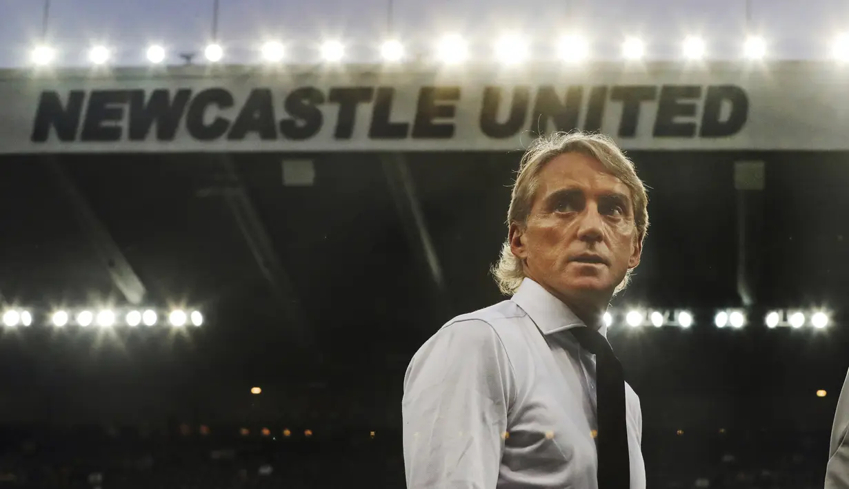 Pelatih Timnas Arab Saudi, Roberto Mancini, saat menjalani laga uji coba melawan Timnas Kosta Rika yang berlangsung di St James Park, Inggris, Sabtu (9/9/2023) dini hari. Timnas Arab Saudi dikalahkan Kosta Rika 1-3. (AP Photo/Scott Heppell)