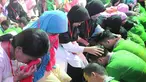 Suasana saat ritual membasuh kaki ibu di Lembaga Pembinaan Khusus Anak (LPKA) Kelas 1 Tangerang, Banten (17/4). Kegiatan ini untuk memfasilitasi bakti sang anak kepada ibunya. (Merdeka.com/Arie Basuki)