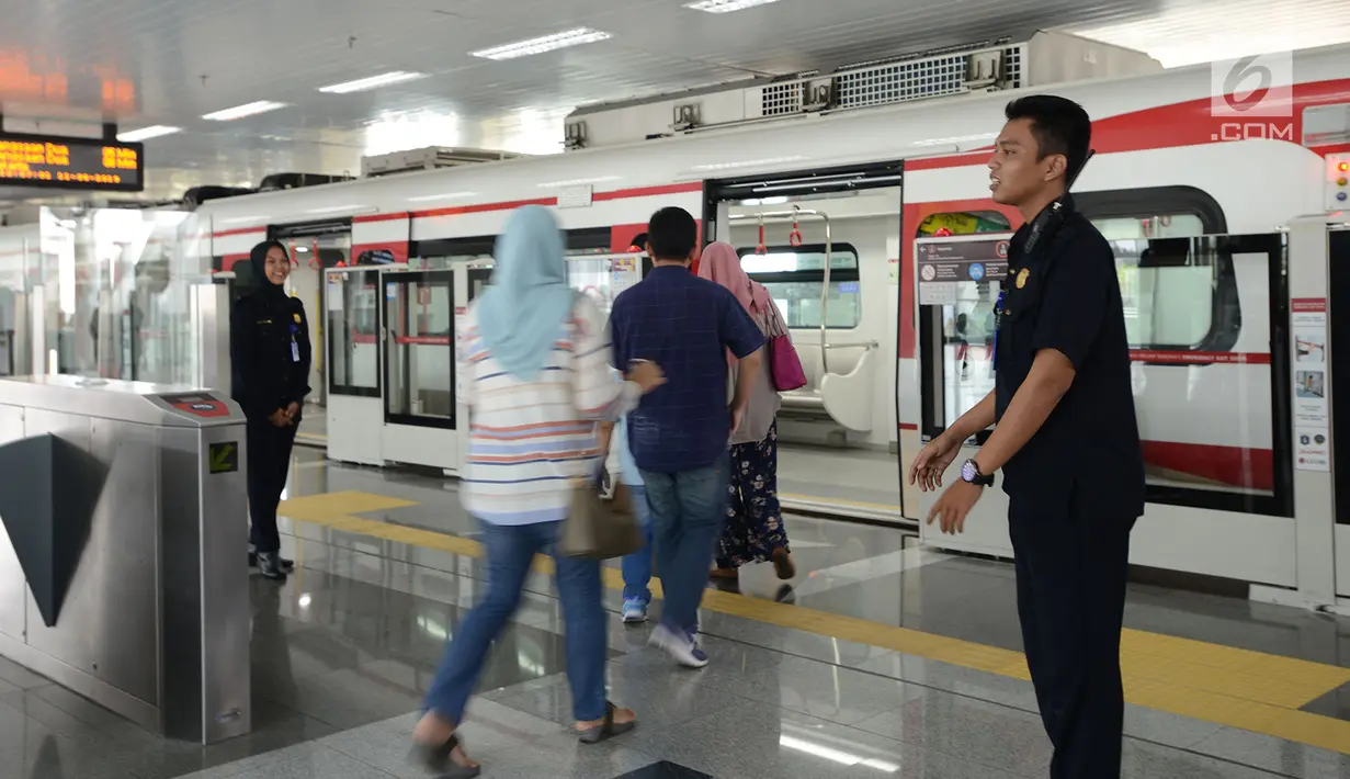Petugas berjaga saat melayani warga yang ingin mengikuti uji coba kereta ringan atau light rail transit (LRT) di Jakarta, Selasa (11/6/2019). Bagi Anda yang ingin mengikuti uji coba ini harus lebih dulu mendaftar melalui website resmi LRT Jakarta yakni www.lrtjakarta.co.id. (merdeka.com/Imam Buhori)