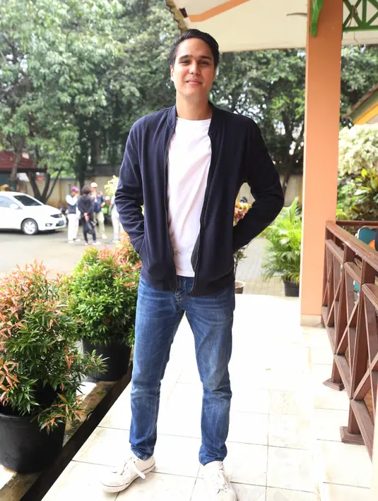 "Iya dah," ucap sang nenek. "Tahu nggak Bruno Mars?" sambung Mischa Chandrawinata. Lantaran nenek tersebut tak mengetahui penyanyi Bruno Mars, akhirnya para pemeran sinetron Anak Langit itu membawakan lagu Garuda Pancasila. (Nurwahyunan/Bintang.com)