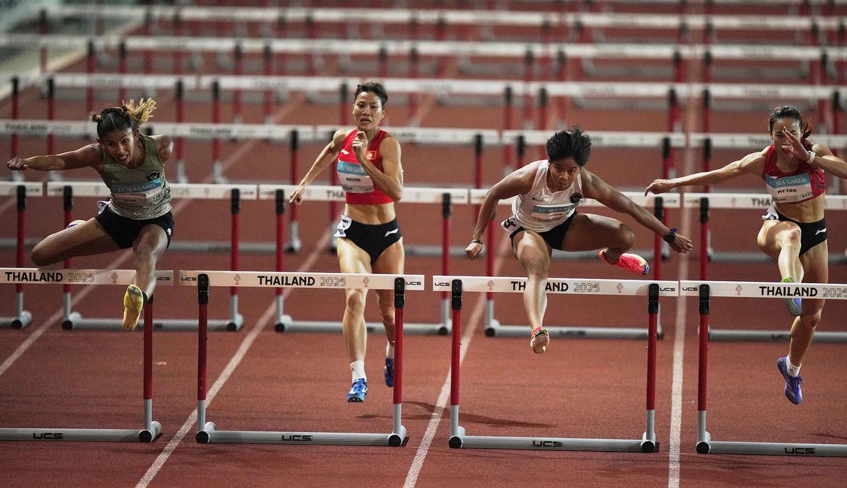 Sebagai informasi, Dina Aulia memang diproyeksikan untuk meraih emas pada pesta olahraga dua tahunan Asia Tenggara itu. Tampak dalam foto, atlet lari gawang putri, Emilia Nova dari Indonesia, Thi Nguyen Bui dari Vietnam, Dina Aulia dari Indonesia, dan The My Tien Huynh dari Vietnam (dari kiri ke kanan) saat berkompetisi dalam final lari gawang 100 meter putri di SEA Games ke-33 di Bangkok, Thailand, Jumat 12 Desember 2025. (AP Photo/ Achmad Ibrahim)