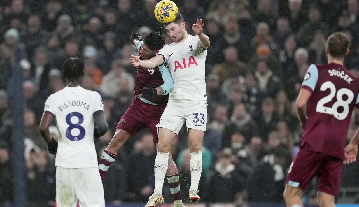 Sementara West Ham kini menempati urutan kesembilan klasemen dengan nilai 24. (AP Photo/Kin Cheung)