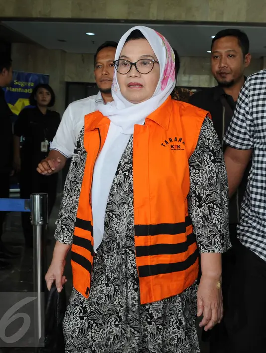 Mantan Menteri Kesehatan (Menkes) Siti Fadilah Supari kembali diperiksa oleh penyidik KPK, Jakarta, Rabu (16/11). Siti diperiksa sebagai tersangka terkait kasus korupsi alat kesehatan. (Liputan6.com/Helmi Afandi)