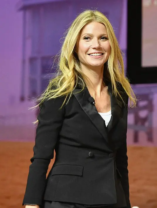 Melansir Ace Showbiz. Gwyneth dan Brad dipercaya telah bertunangan sejak aktris tersebut menyembunyikan cincin tunangannya di balik jaketnya saat dia berada di kawasan Los Angeles pada Kamis (11/5/2017) lalu. (AFP/Bintang.com)