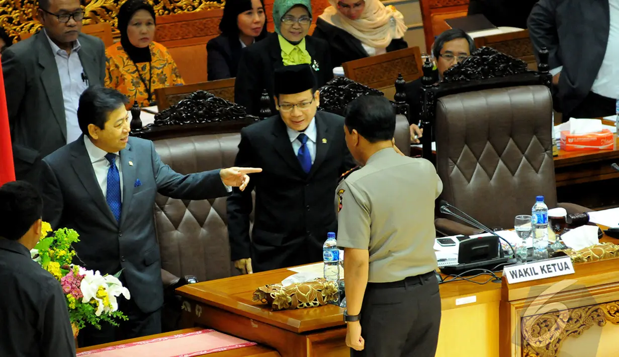 Setya Novanto (menunjuk) usai menjalani Sidang Paripurna terkait pencalonan Komjen Pol Budi Gunawan sebagai Kapolri, Jakarta, Kamis (15/1/2015). (Liputan6.com/Faisal R Syam)