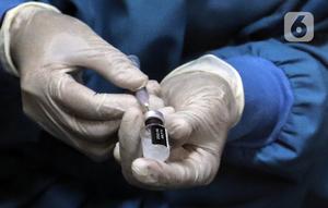 Tenaga kesehatan menyiapkan vaksin COVID-19 untuk disuntikkan kepada warga saat pelaksanaan vaksinasi booster COVID-19 di Puskesmas Cilandak, Jakarta, Rabu (12/1/2022). Pemerintah mulai program vaksinasi booster COVID-19 gratis untuk masyarakat umum usia 18 tahun ke atas. (Liputan6.com/Johan Tallo)