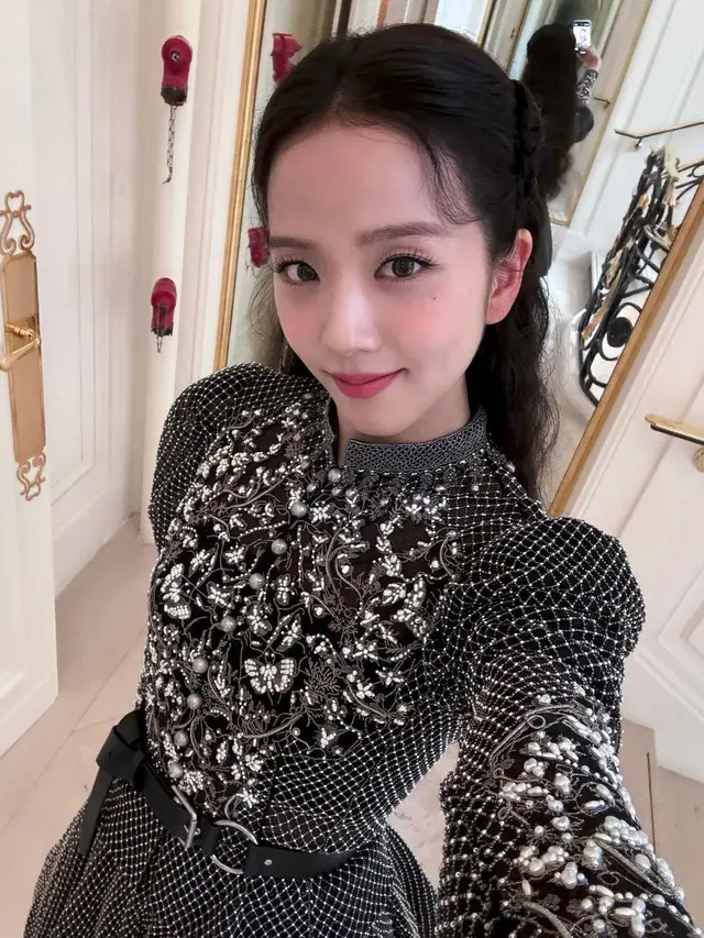 8 Pesona Mahal Jisoo BLACKPINK dengan Gaya Dark Chic di Dior Haute Couture Show, Visualnya Disebut Seperti Boneka