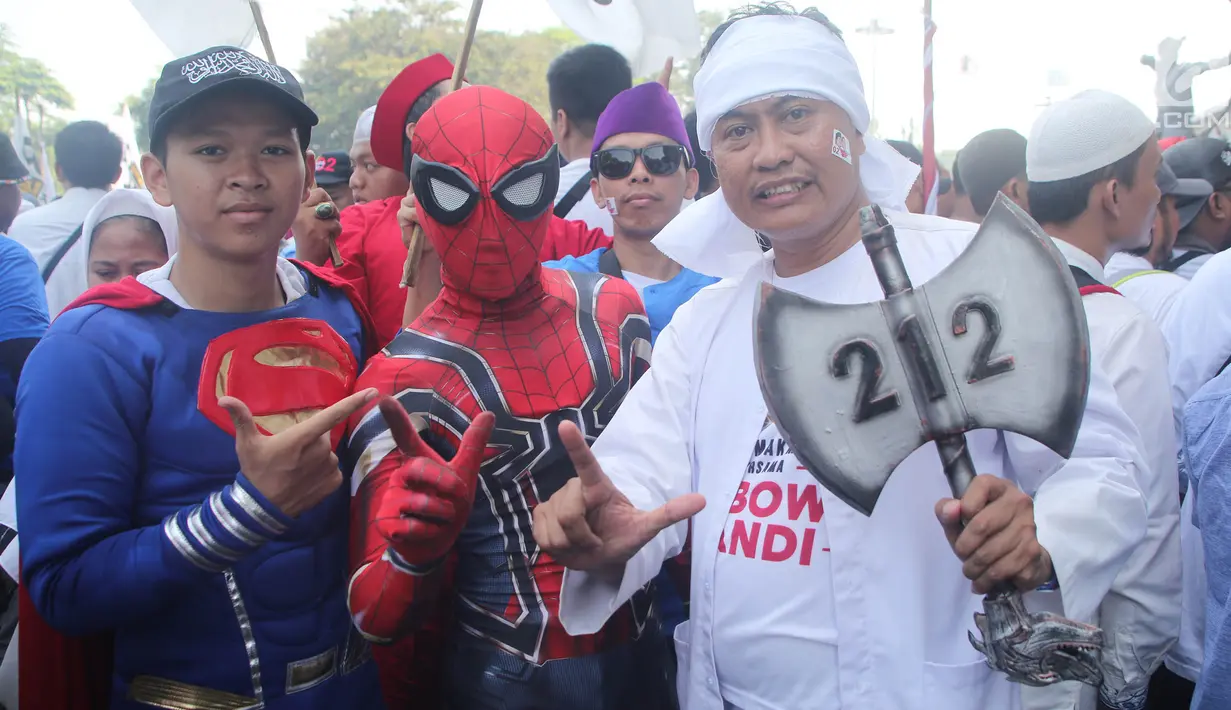 Sejumlah pendukung pasangan capres dan cawapres nomor urut 02, Prabowo Subianto dan Sandiaga Uno mengenakan kostum superhero saat mengikuti kampanye akbar di Stadion Gelora Bung Karno, Jakarta, Minggu (7/4/2019). (Liputan6.com/Herman Zakharia)