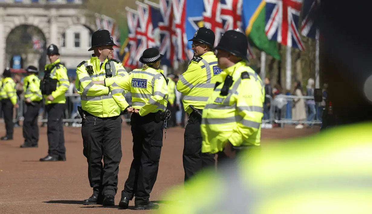 Sementara itu, Kepolisian Metropolitan Londonmengatakan akan mengerahkan lebih dari 11.500 petugas untuk berjaga-jaga pada hari Sabtu, 6 Mei 2023. (Photo by Odd ANDERSEN / AFP)