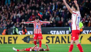 Pemain Atletico Madrid merayakan kemenangan setelah dipastikan lolos ke final Copa del Rey 2025/2026 di Stadion Camp Nou, Rabu (04/03/2026). (AFP/Josep Lago)