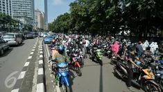 Kondisi arus lalu lintas di depan TPU Karet Bivak, Jakarta, Rabu (6/7). Padatnya peziarah menyebabkan arus lalu lintas di depan TPU menjadi tersendat karena warga memarkir kendaraan di badan jalan. (Liputan6.com/Yoppy Renato)
