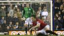 3. John O'Shea (Manchester United Vs Tottenham, 2007) - Ketika sudah tiga kali pergantian pemain, Edwin Van Der Sar mengalami cedera. Kondisi itu membuatnya ditunjuk untuk menjaga gawang Setan Merah. (AFP/Chris Young)