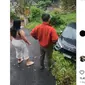 Mobilnya Tersangkut di Parit, Pengemudinya Malah Kena Body Shaming Warganet.&nbsp; foto: (dok.Instagram @keluarbentar/https://www.instagram.com/p/C5pM_2mvk_8/Henry)