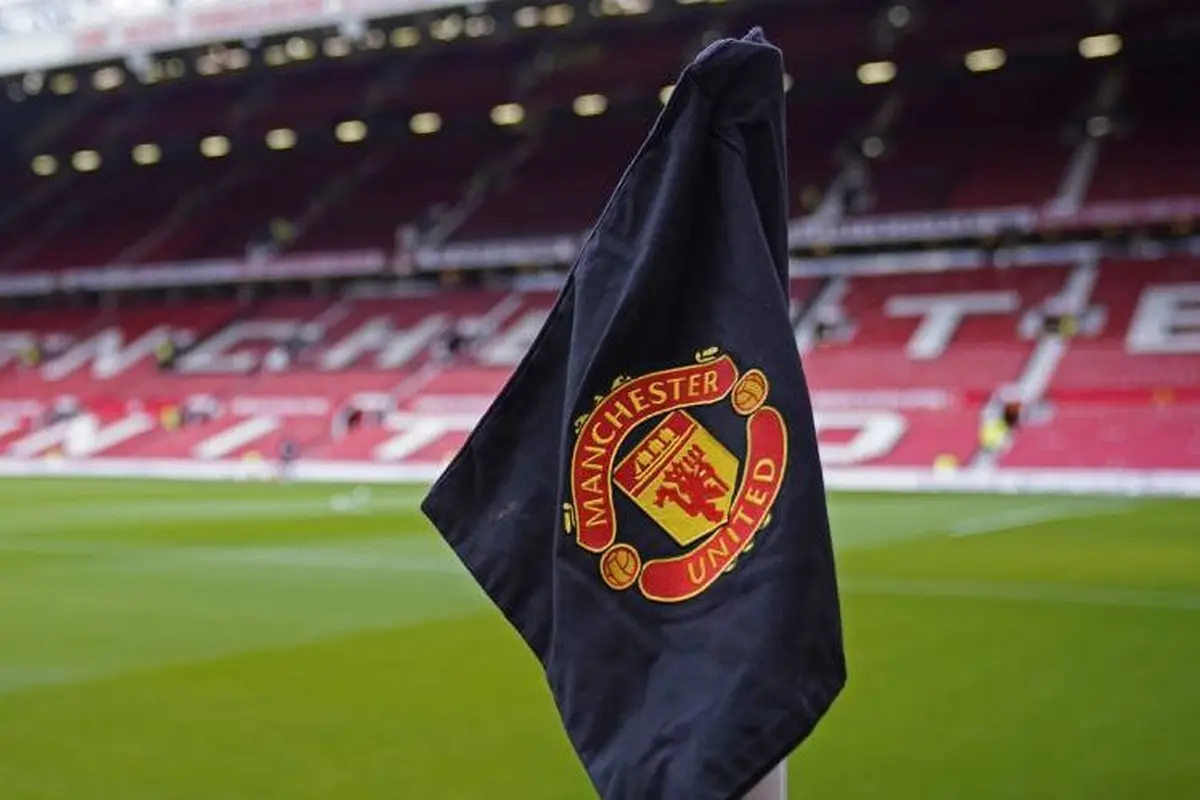 Bendera sepak pojok berlogo Manchester United di Old Trafford. (c) AP Photo/Dave Thompson