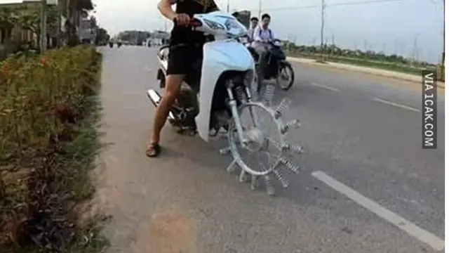 5 Modifikasi Aksesoris Motor Ini Nyeleneh Banget, Bikin Tepuk Jidat (sumber: Instagram.com/receh.id)