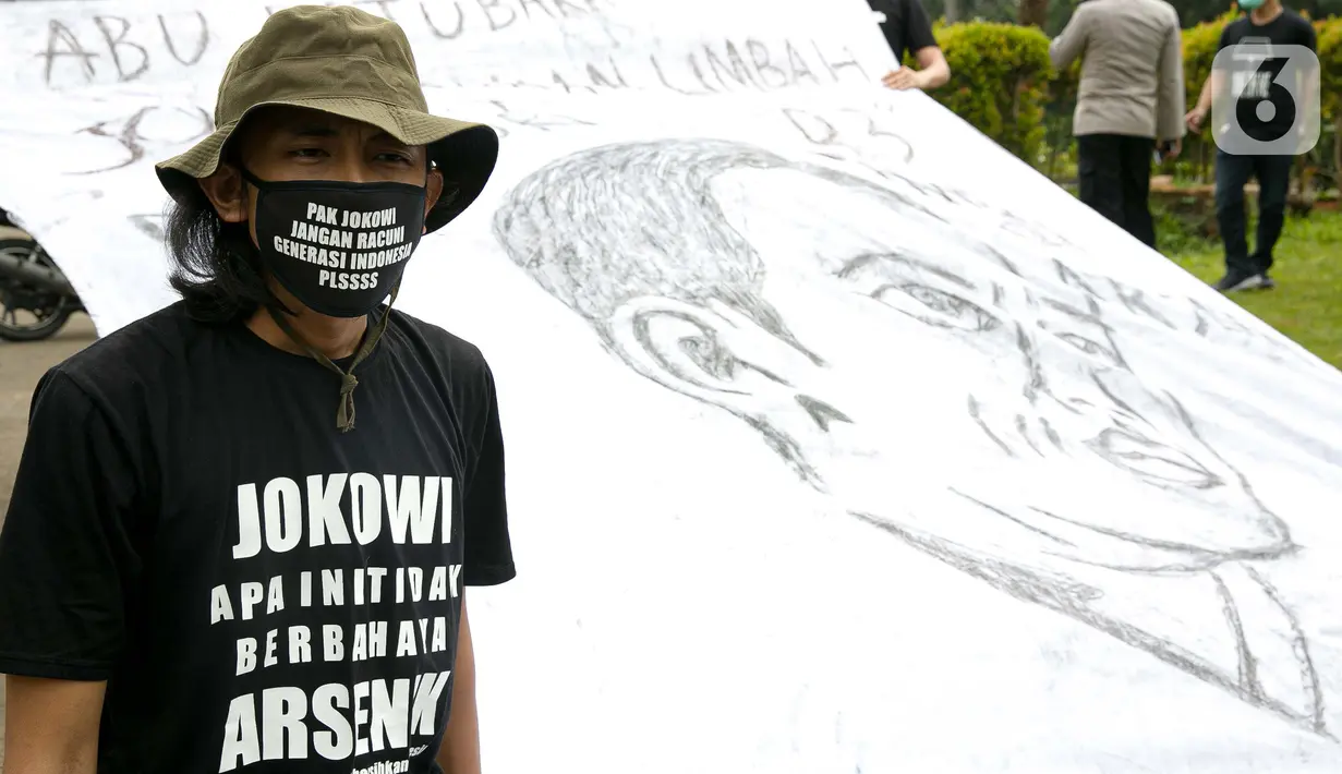 Sejumlah aktivis melakukan aksi simbolik di kawasan Patung Kuda, Jakarta, Kamis (18/3/2021). Aktivis menuntut Presiden Joko Widodo untuk mencabut Omnibus Law UU Cipta Kerja dan regulasi turunannya yang menghapus Fly Ash Bottom Ash (FABA) dari daftar limbah B3. (Liputan6.com/Faizal Fanani)