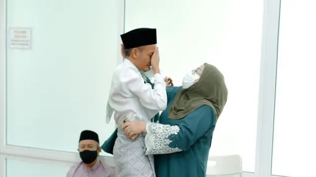 Viral Pria Sujud dan Menangis di Depan Ibunda Setelah Akad Nikah Ini Bikin Haru