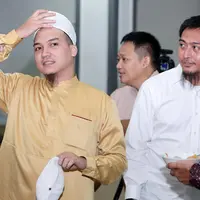 Seperti yang diketahui, belakangan ini Egi memang semakin mendekatkan diri pada Tuhan. Ia rajin mengikuti pengajian, bahkan bertemu dengan Kamilia pun berawal dari mengikuti majelis pengajian. (Deki Prayoga/Bintang.com)