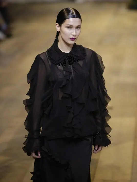 Meskipun begitu, namun di sisi lain Bella Hadid nampaknya sudah tak ingin mengetahui kabar sang mantan pacar, The Weeknd dengan Selena Gomez.  (AFP/Bintang.com)