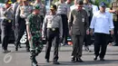 (Ki-ka) Panglima TNI Jenderal Gatot Nurmantyo, Kapolri Jenderal Pol Badrodin Haiti, Mendagri Tjahjo dan Menteri PU Basuki saat apel gelar pasukan pengamanan Natal dan tahun baru di Mapolda Metro Jaya, Jakarta, Rabu (23/12). (Liputan6.com/Yoppy Renato)