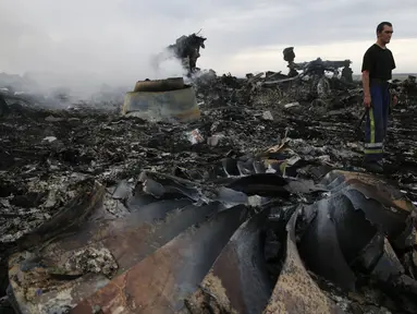 Sebuah pesawat milik maskapai penerbangan Malaysia Airlines MH-17 ditembak jatuh di atas Ukraina, Kamis (17/7/14).  (REUTERS/Maxim Zmeyev)