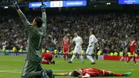 Kiper Real Madrid, Keylor Navas merayakan keberhasilan timnya lolos ke final Liga Champions pada leg kedua semifinal Liga Champions di Santiago Bernabeu stadium, Madrid, (1/5/2018). Madrid bermain imbang 2-2. (AP/Paul White)
