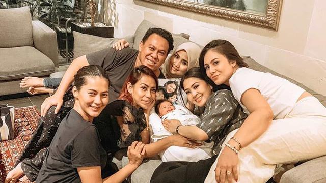 Baim Wong dan Paula Verhoeven dikunjungi para sahabat. (Foto: Dok. Instagram baimwong)