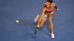 Ana Ivanovic melakukan backhand saat tampil melawan petenis Amerika Serikat, Madison Keys pada Australia Open 2016 di Melbourne Park, Australia, Kamis (23/01/2016).  (AFP/William West) 