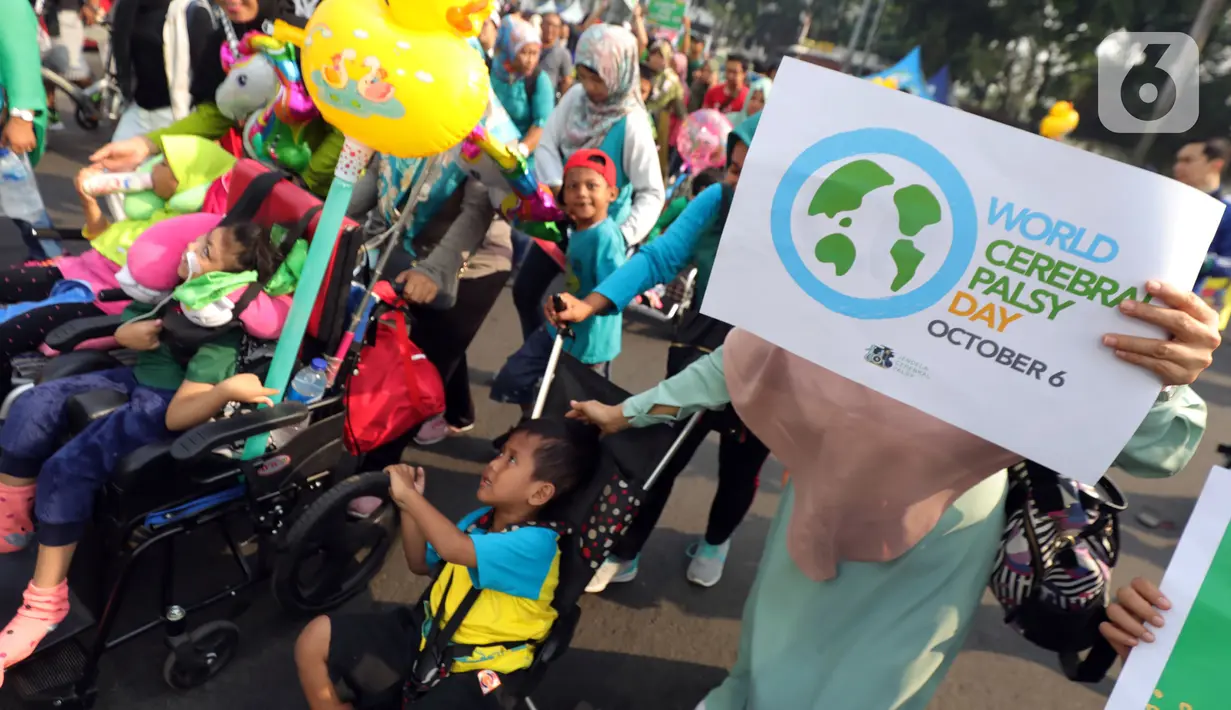 Masyarakat dan relawan mengikuti kampanye untuk memperingati Hari Cerebral Palsy Sedunia di kawasan Car Free Day, Jakarta, Minggu (13/10/2019). Peringatan yang jatuh 6 Oktober itu dimanfaatkan untuk mensosialisasikan dan menggalang kepedulian bagi penyandang cerebral palsy (Liputan6.com/Johan Tallo)