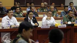Menteri Luar Negri, Retno L.P. Marsudi menyimak saat mengikuti rapat kerja dengan Komisi I DPR RI di Senayan, Jakarta, Kamis (26/1). Rapat tertutup tersebut juga membahas mengenai isu separatisme Organisasi Papua Merdeka (OPM). (Liputan6.com/JohanTallo)