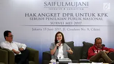 Direktur Program SMRC, Sirojudin Abbas (kiri) bersama Grace Natalie, Ketua DPP PSI (tengah) dan Emerson Junto Pengamat ICW (kanan) saat rilis survei SMRC terkait "Hak Angket DPR untuk KPK", di Jakarta, Kamis (15/6). (Liputan6.com/Johan Tallo) 