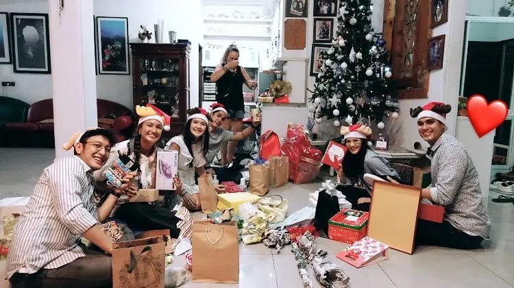 Dimas Anggara ikut rayakan Natal dengan keluarga besar Nadine Chandrawinata [foto: instagram/jscmila]