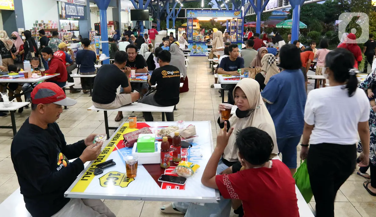 <p>Sejumlah pemudik beristirahat untuk berbuka puasa Ramadhan di tempat peristirahatan KM 166 Jalan Tol Cikopo - Palimanan, Jawa Barat, Rabu (27/4/2022). Jelang waktu berbuka puasa, tempat peristirahatan dalam tol dimanfaatkan dan dipadati para pemudik untuk beristirahat serta berbuka puasa. (Liputan6.com/Herman Zakharia)</p>