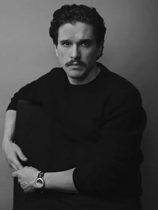 Momen langka Kit Harington dengan rambut cepak. karena selama ini orang-orang melihat Kit dengan ciri khas gondrong (sumber: Liputan6.com/IG/kitharingtonig)