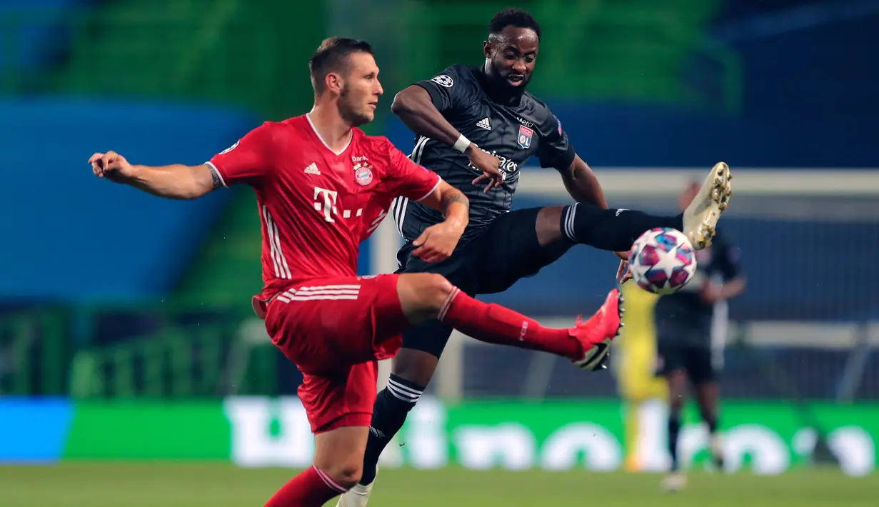 Bek Bayern Munchen, Niklas Suele berebut bola dengan penyerang Lyon, Moussa Dembele  pada pertandingan Semifinal Liga Champions di stadion Jose Alvalade di Lisbon, Portugal, Rabu, (19/8/2020). Munchen menang telak 3-0 dan melaju ke Final. (Miguel A. Lopes/Pool via AP)