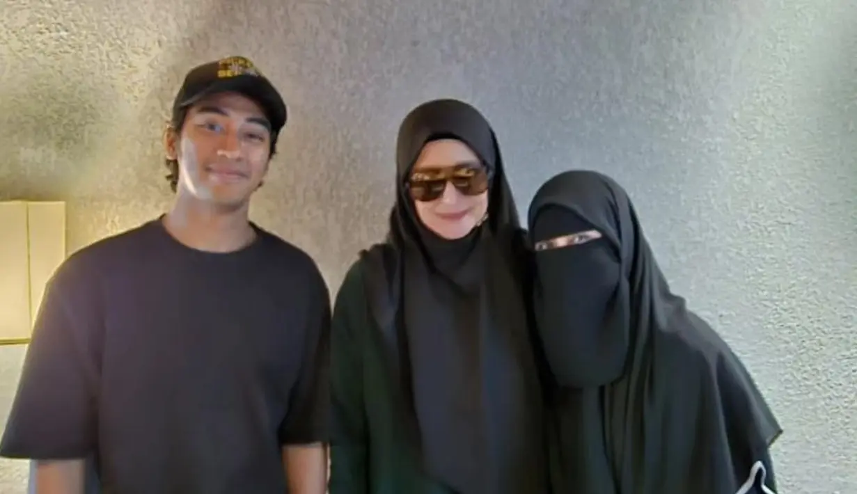 Melalui akun instagramnya, Umi Pipik membagikan pertemuannya dengan aktris jebolan GADIS Sampul 1990 ini. Terlihat juga ada Abidzar dan beberapa teman perempuannya. [Instgaram/_ummi_pipik_]