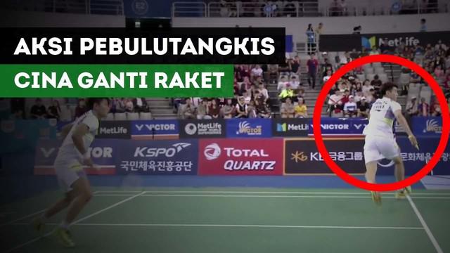 Pebulutangkis Cina, Wang Yilyu mengganti raketnya saat diserang lawan di Korea Terbuka Super Series 2017.