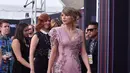 Taylor Swift berjalan di karpet merah saat tiba menghadiri Billboard Music Awards di MGM Grand Garden Arena di Las Vegas (20/5). Taylor Swift tampil dengan anting Hueb dan sepatu Casadei. (AFP Photo/Lisa O'connor)