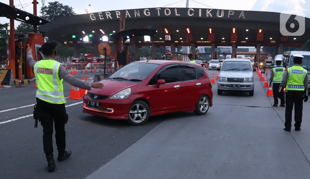 Petugas gabungan mengarahkan pengendara mobil untuk putar balik saat akan memasuki wilayah Jakarta di Gerbang Tol Cikupa, Tangerang, Rabu (27/5/2020). Kendaraan yang menuju Jakarta wajib menunjukkan Surat Izin Keluar atau Masuk (SIKM) untuk menekan penyebaran Covid-19. (Liputan6.com/Angga Yuniar)