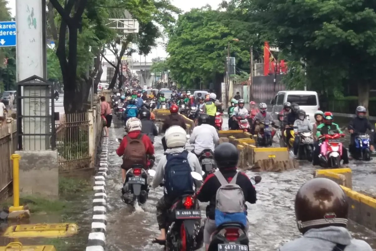 Banjir Jakarta masih terlihat di flyover Pesing arah Cengkareng, Jakarta Barat.