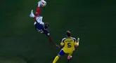 Pemain Prancis Michael Olise melakukan tendangan salto di samping pemain Swedia Gabriel Gudmundsson selama pertandingan sepak bola babak 32 Piala Dunia di East Rutherford, N.J., dekat New York, Selasa (30/06/2028).  (AP Photo/Petr David Josek)