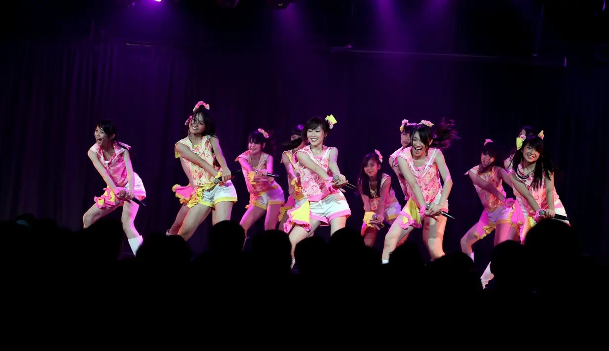 Aksi mereka di panggung makin bersemangat seiring teriakan kagum dari para fans.