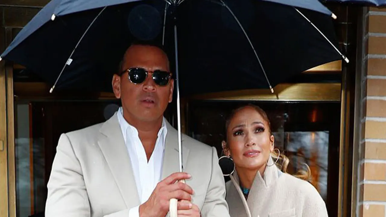 Jennifer Lopez dan pacar barunya Alez Rodriguez makin mesra.