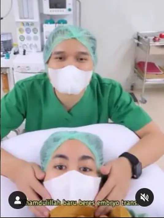 Anisa Rahma ditemani sang suami sedang menjalani pembuahan bayi tabung. Pada 2022 merupakan keempat kalinya, dan berhasil. (Foto: Instagram/@anisarahma_12)