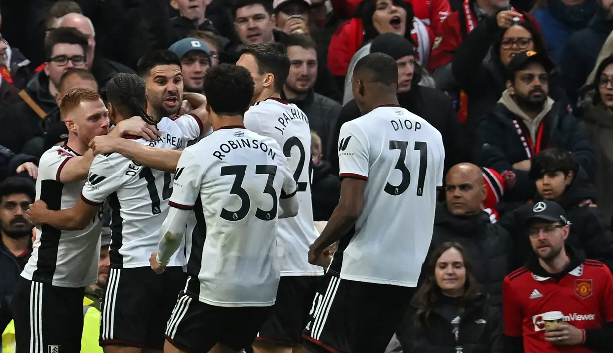 Selebrasi pemain Fulham setelah Aleksandar Mitrovic (tengah) menjebol gawang MU pada menit ke-50 dalam babak perempat final Piala FA 2022/2023 yang berlangsung di Old Trafford, Minggu (19/3/2023) malam WIB. (AFP/Paul Ellis)