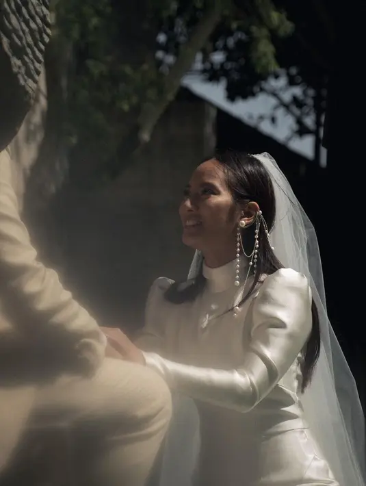 Ketika menikah dengan Daniel Adnan, Tara Basro tampil menawan mengenakan gaun pengantin vintage satin dengan aksen ballon di lengannya.  [Foto: IG/danieladnan].